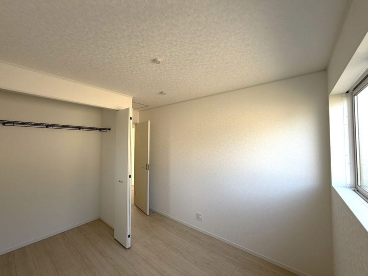 落ち着いた雰囲気でリラックスして過ごせる洋室5帖。