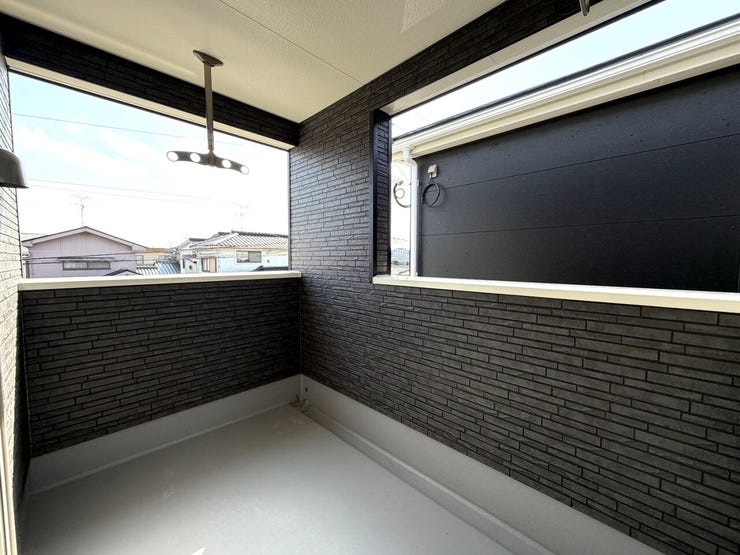 プライベート感あふれるコンパクトなスペースです。リラックスした時間を過ごすのに最適で、朝のコーヒータイムや夕方のひとときを楽しむことができます。