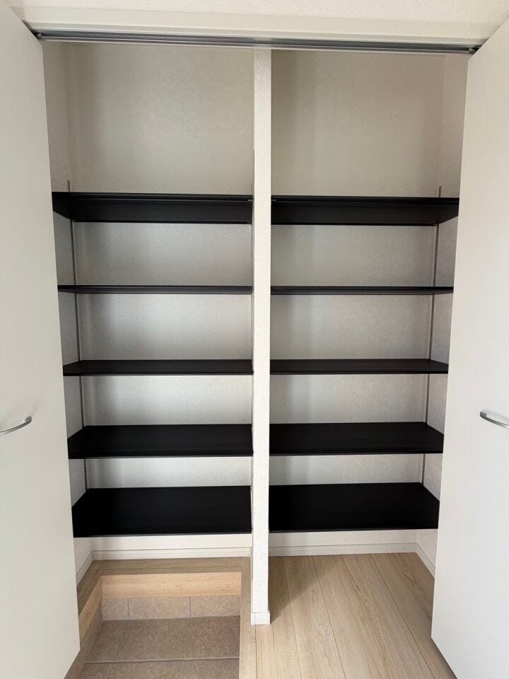 収納力も兼ね備えた玄関。
コンパクトかつ機能的な収納スペースで、多数の棚やラックが備わっており、靴を見やすく整理整頓できます。