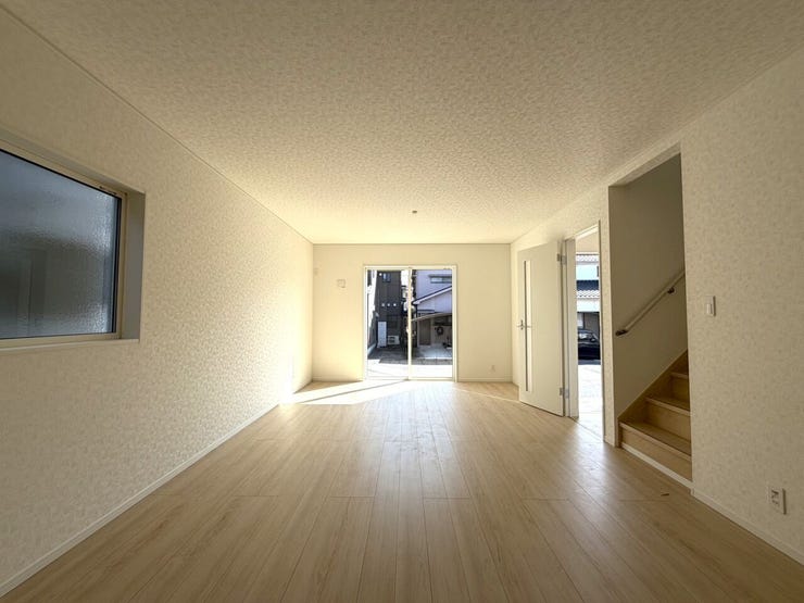 リラックスできる空間として家族や友人との団らんに最適なリビング。快適なソファとリラックスできるインテリアが、毎日の生活をより豊かにします。