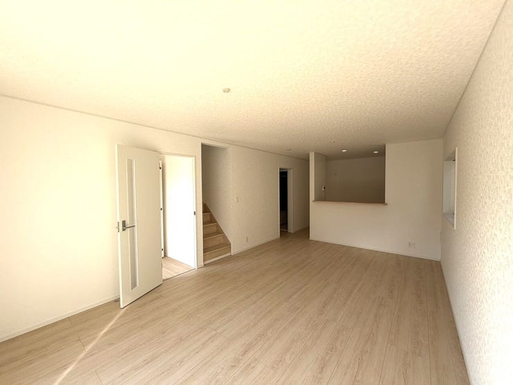 白が基調のため日光だけでもとても明るいです!