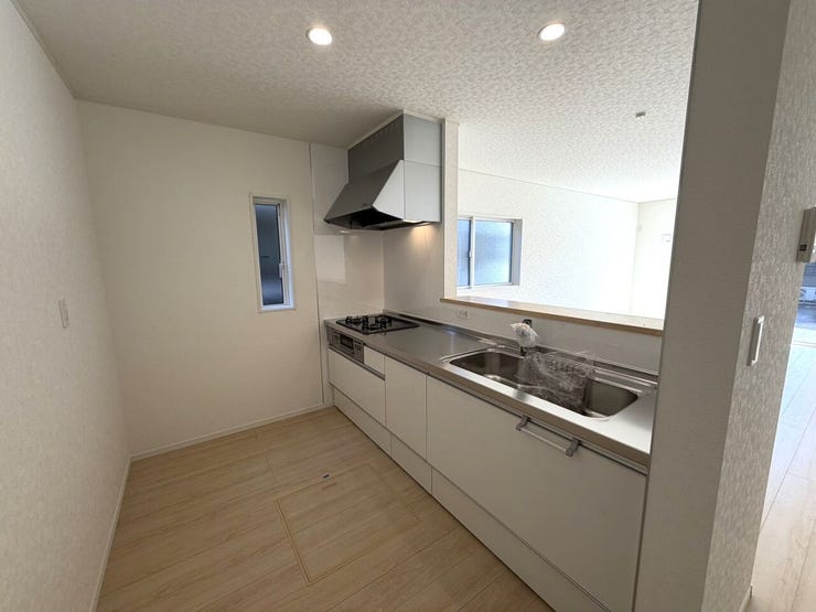 収納もたっぷりで、調理器具や食材を整理整頓できます。
明るい照明と、デザイン性のあるキッチンで楽しい料理時間を提供します。毎日の料理が一段と楽しくなること間違いなしです。