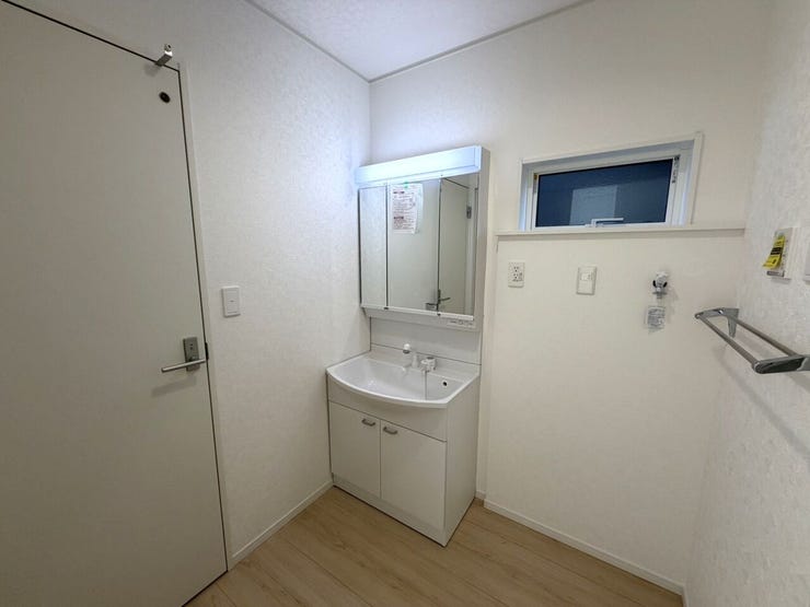 スタイリッシュで機能的な洗面台。
広々とした鏡と豊富な収納スペースで、毎日の身支度がスムーズに。