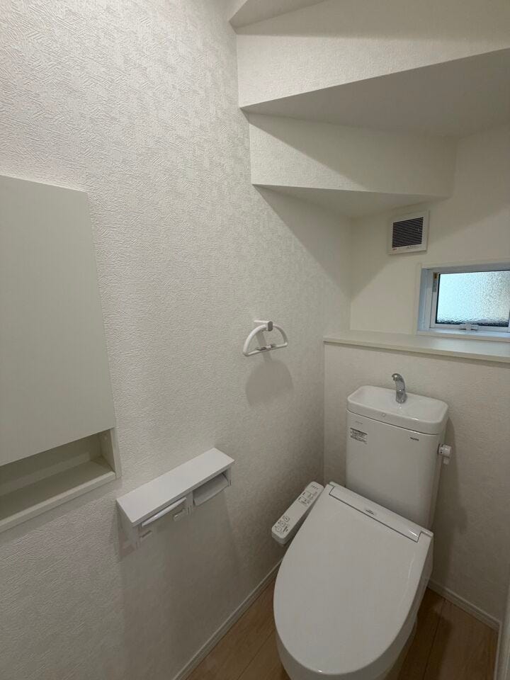 清潔感と快適さを追求した、シンプルで洗練されたデザインが特徴です。
毎日の使用が快適で心地よいものになります。