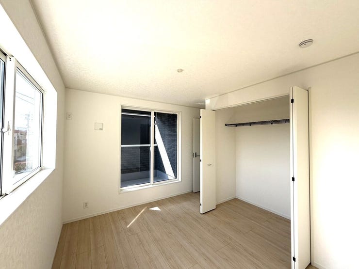 明るい洋室は家具を置いてもゆったりスペースがあります。子供部屋としての利用はもちろん書斎や趣味のお部屋にも対応できます。