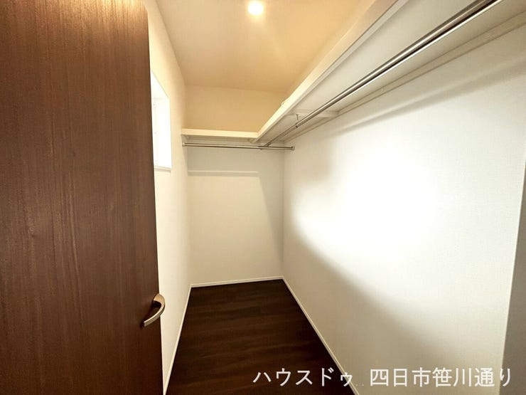 2階ウォークインクローゼット(別角度)