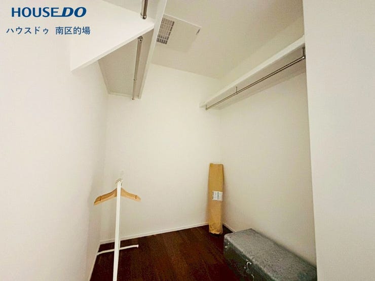 ウォークインクローゼットはお洋服はもちろんバッグや帽子を収納できる上部棚があり、たっぷりと収納できるのでシーズンごとに衣替えをする必要がありません。