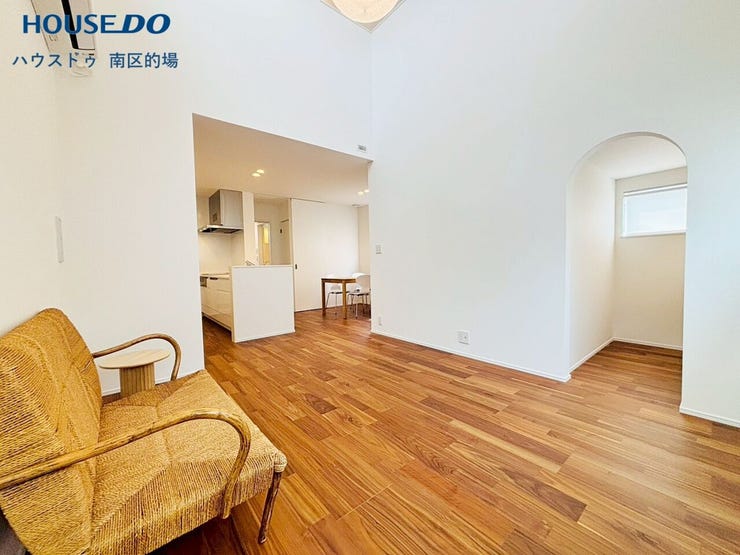 家族だんらん時間を過ごすリビングは明るく開放感のある場所です。