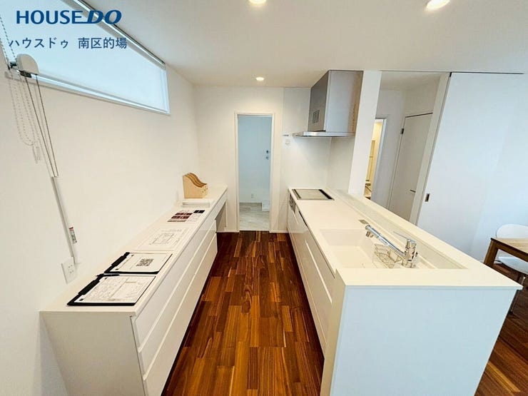 リビングが見渡せる開放的な対面キッチン。重たい調理器具なども取り出しやすいスライド収納です。