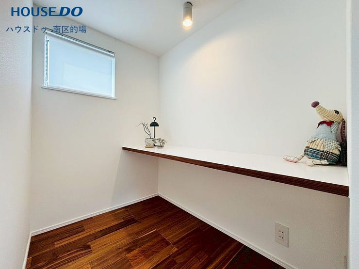 季節家電やシーズングッズなどかさばるグッズもしまえる納戸スペース。カウンターがあるので洗濯物を畳んだりアイロンをかけたりと家事スペースとしても使えます。