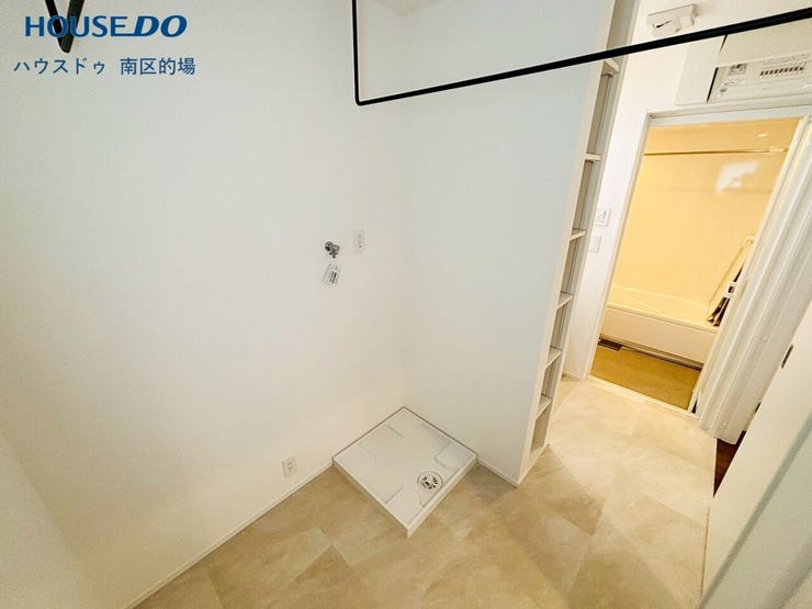 洗面脱衣所横には室内干しや、タオルやパジャマの収納に使えるランドリールーム。