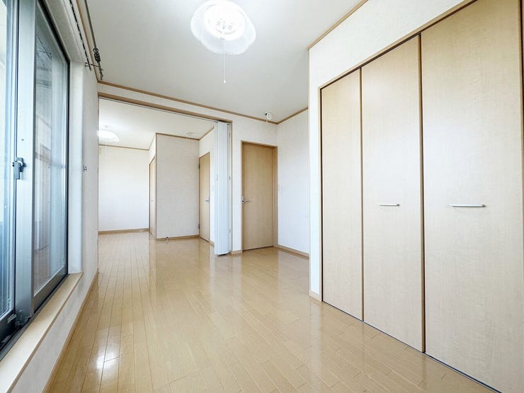 隣り合わせの洋室6帖は仕切りを開くと洋室12帖として利用可能