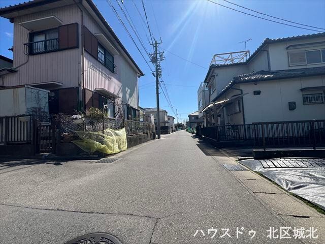 西側幅員約4.5mの前面道路。車はスピードを抑えて走行するので、お子様にも安全な道幅となっています。