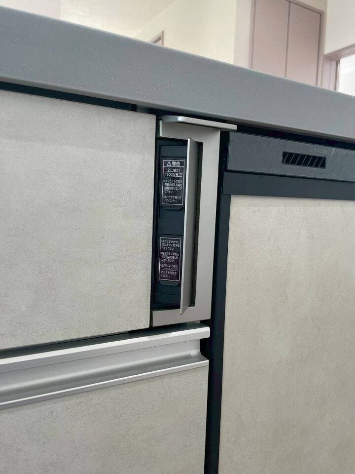 システムキッチンはコンセントを内蔵。さらに、キッチンの立ち上がり部分にもコンセント2口付き。