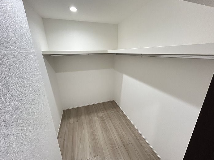 広々としたウォークインクローゼット 荷物を1ヶ所に整理することで、お部屋が散らかりにくくなります。