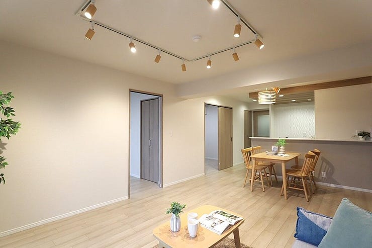 LDK約18.0帖:ご家族みんなで過ごすリビングはどなたにとっても一番居心地のいい場所であって欲しいですね。開放感のある広々リビングに光と風を呼び込みます♪