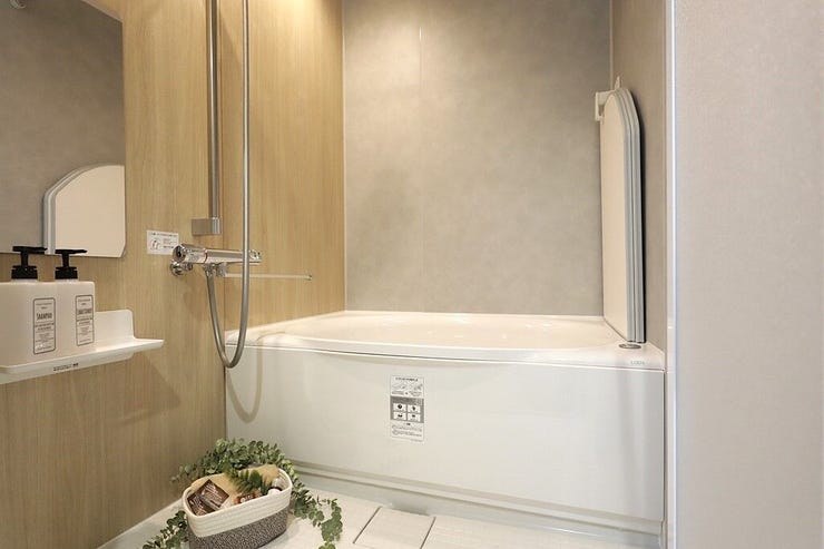 浴室:1日の疲れを癒すバスルームは、心地よいリラックスを叶える清潔感溢れる美しい空間です。心からゆったりと寛いでいただけるよう、ゆとりのスペースを確保してます♪