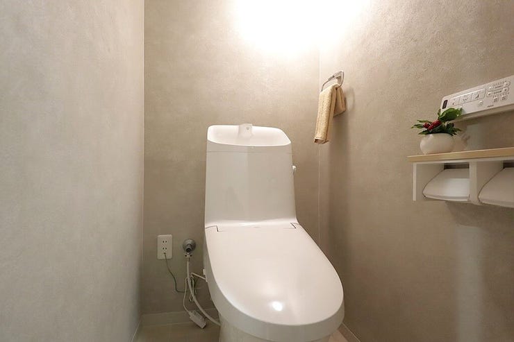 トイレ:温水洗浄便座付き、手洗い器一体型です。2連式のトイレットペーパーホルダーを採用しています。