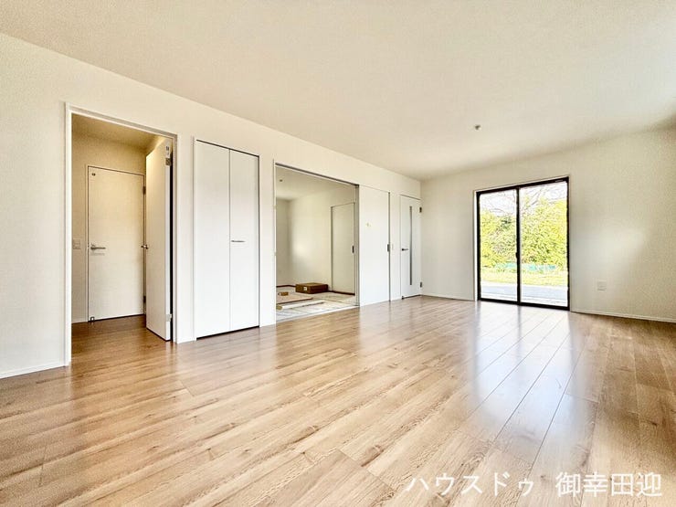 ■安らぎと笑顔の中心地■陽光が優しく降り注ぎ、会話が自然と弾む。ここでは、毎日が特別な時間へと変わります。