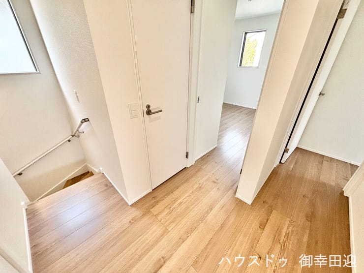 ■暮らしを繋ぐ、明るい動線■採光窓から光が差し込み、足元を優しく照らす。安全で快適な、家族の生活を支える縦の繋がりです。