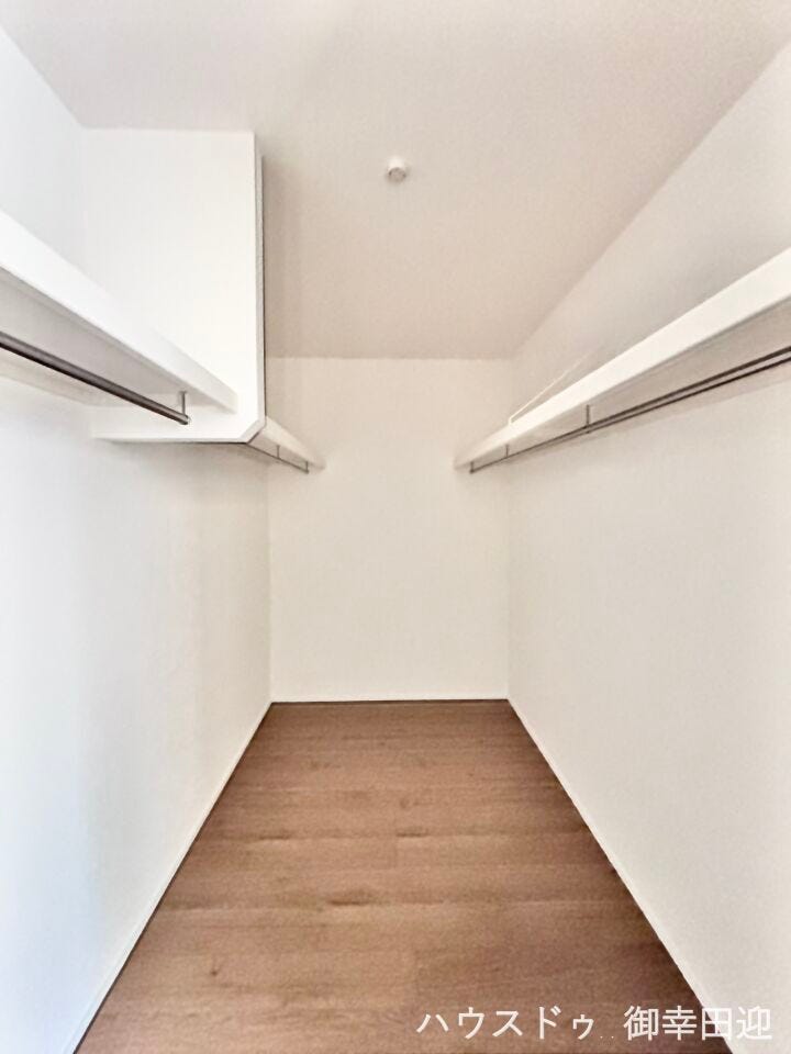 ■2階8.0帖洋室WIC■衣類から小物まで一ヶ所に集約。整理整頓がしやすく、毎日のコーディネートが楽しくなるゆとりの収納です。