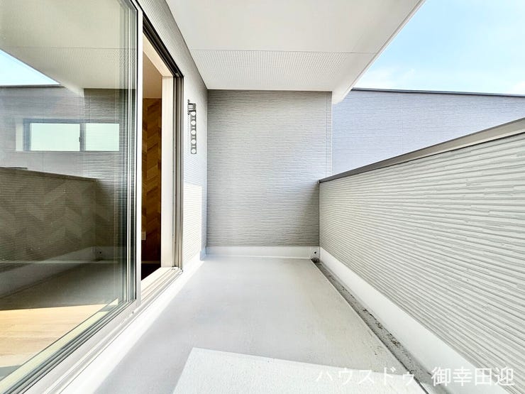 ■空の下の開放的な特等席■日光浴や読書、外の空気を感じながらリフレッシュ。暮らしを豊かにする、もう一つの心地よい空間です。