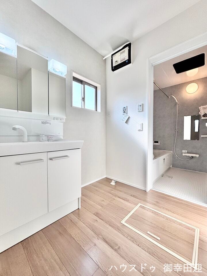 ■清々しいリフレッシュ空間■自分を磨き、気持ちを切り替える。心地よい光が差し込むプライベートスペース。