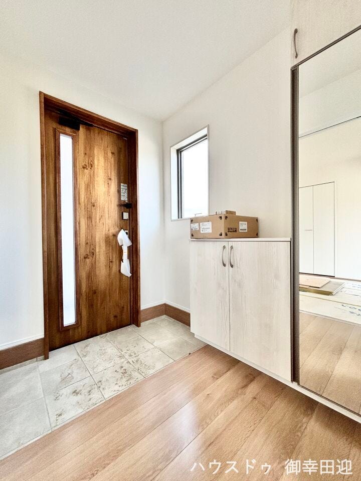 ■「ただいま」の安堵をくれる場所■訪れる人を迎え入れ、帰るたびにホッと一息つける、明るく機能的なエントランス。