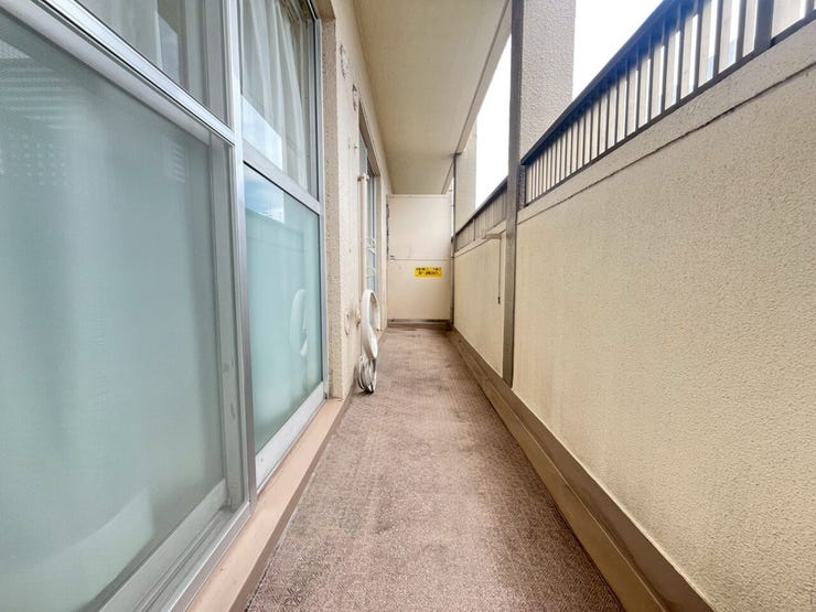 幅と奥行きが確保された直線的な形状のバルコニーです。雨や直射日光の影響を軽減する構造となっています。