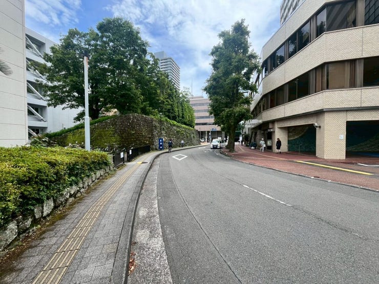 前面道路になります。