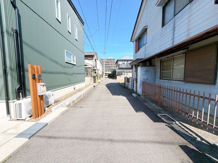 大型車や多くの車両が通行することが少なく、静かで落ち着いた環境が得られます。特に小さなお子さんがいる家庭では安心です!