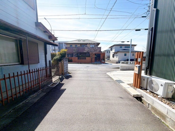 車がスピードを出しにくいため、交通事故のリスクが低減されます。歩行者や自転車が安全に通行しやすい環境です!