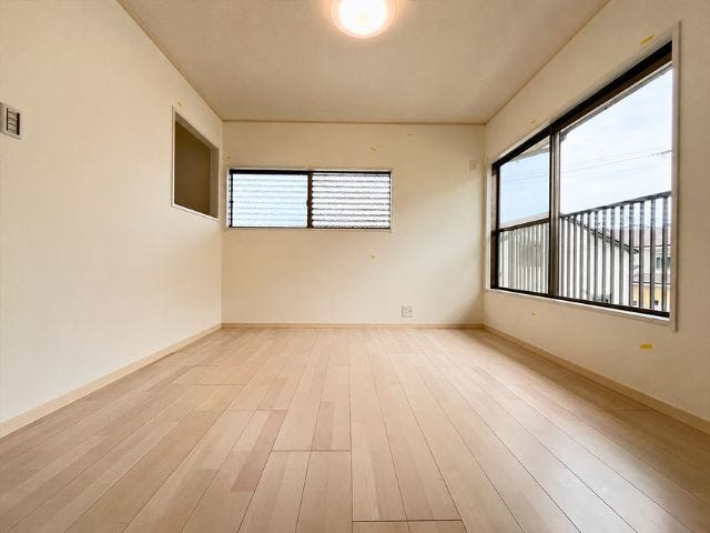 2階4.5帖洋室は自分好みのお部屋が作りやすい形♪階段上のスペースを利用した収納スペースもあります
(2026年6月15日 撮影)