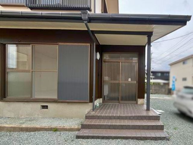 玄関ポーチは雨除けの屋根があり雨天時でも慌てずに出入りができそうですね
(2026年6月15日 撮影)