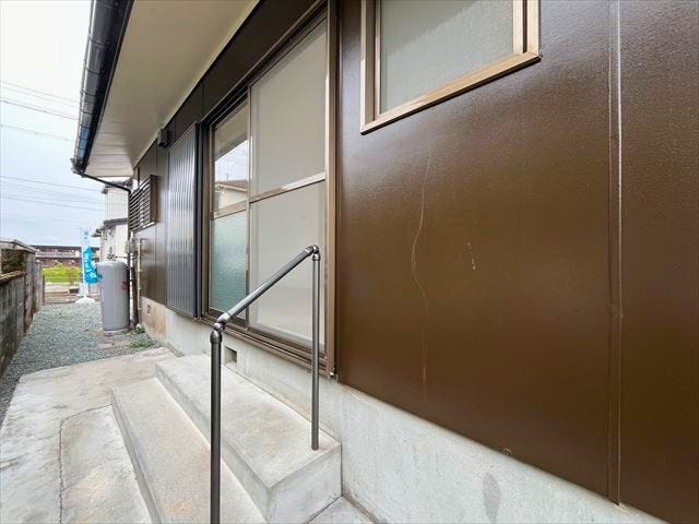 1階キッチン側リビング外側には手すり付きの階段がありゴミ出しなどここから出入りするのも便利です
(2026年6月15日 撮影)