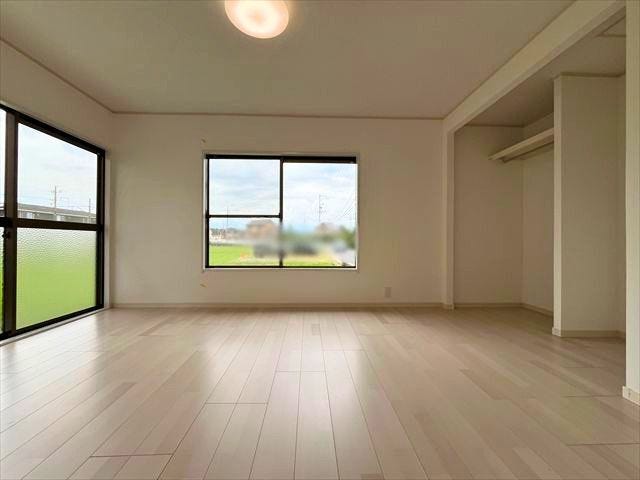 1階6帖洋室は2面に大きな窓があり明るいお部屋です。ライフステージに合わせて使いやすいお部屋です
(2026年6月15日 撮影)