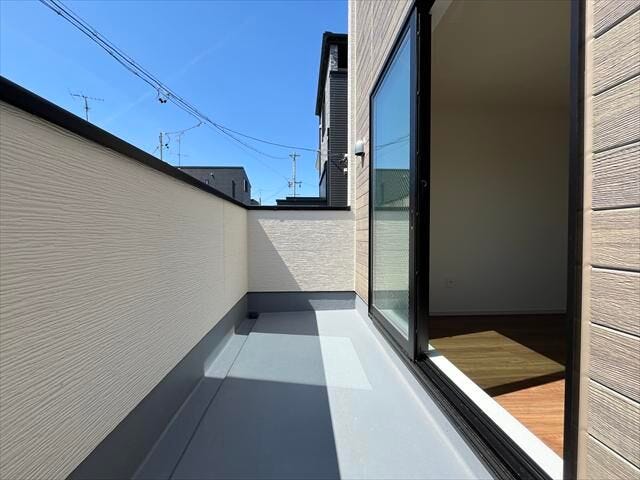 2階バルコニー:リビングからアクセスできる南バルコニー♪毎日のお洗濯も楽々快適。
