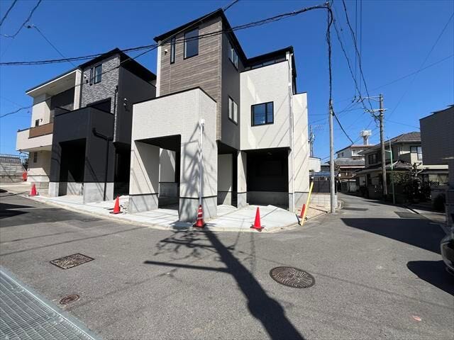南東角地に面する前面道路です。南側は幅員約4mの私道となっています。車の通行が少なくお子様も安心です。