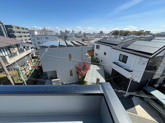 東バルコニーからの眺望です。明るい空間でのびのび過ごせるプラン。