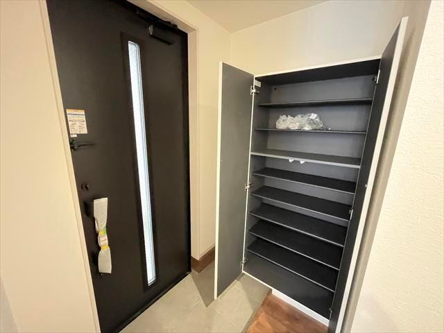 散らかりがちな玄関もすっきりの玄関収納付き。