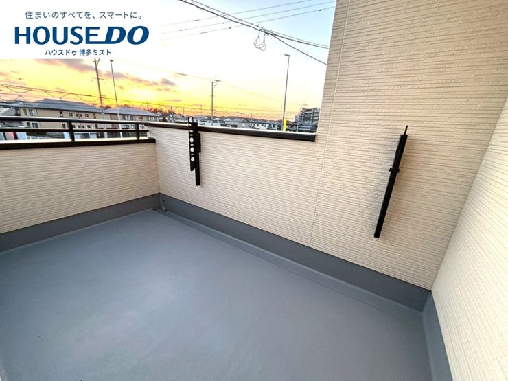 【お洗濯物がなびく、ある晴れた日】優しい光が入るバルコニー。十分な広さがあるので、お布団干しも♪ふかふかのお布団で、疲れを癒します。