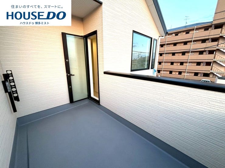 【お洗濯物がなびく、ある晴れた日】優しい光が入るバルコニー。十分な広さがあるので、お布団干しも♪ふかふかのお布団で、疲れを癒します。