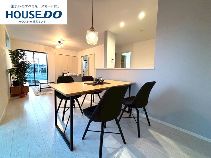 【家族のいやし時間】穏やかな光が入るリビング。忙しい毎日だからこそ、家族と過ごす時間は大切。家族みんなが快適なリビングだから、忙しい朝も、くつろぎの夜も、楽しい時間が過ごせます。