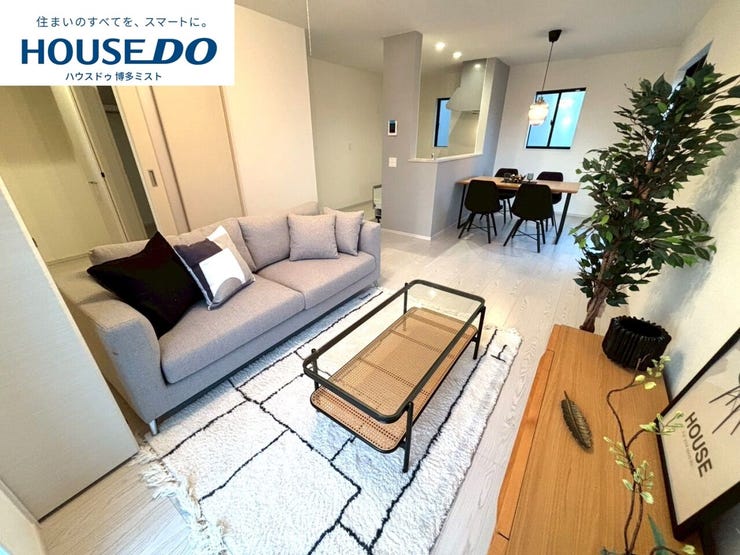 【家族の寛ぎ空間】みんなで過ごす時間が長いリビングだからこそ、程よい広さと明るさは大切なポイント。何気ない毎日のかけがえのない家族の時間は、温かなこのリビングで♪