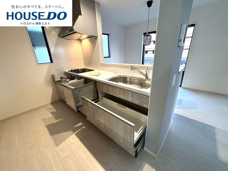 【今日のゴハンは何食べたい?】重たい鍋や大きなフライパンの収納はキッチン下のスライド収納へ。ちょっとした家事の手間を楽にする、家族みんなが使いやすいキッチンです。