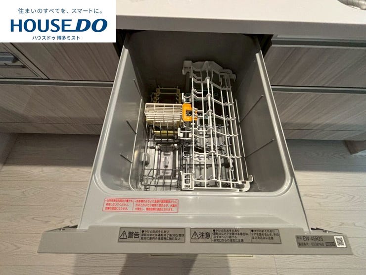 ビルトインタイプで、キッチンと同じカラーにすることにより一体感を持たせた食器洗浄乾燥機。乾燥機能が備わっているため家事の時間が短縮できます。