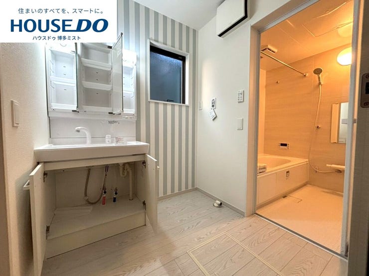 【サクッと準備して、さぁ行こう!】引き出しや3面鏡裏などの収納がたっぷりあるので、出したままにしたくないドライヤーや化粧品類などの生活感が出るものが片付きます。