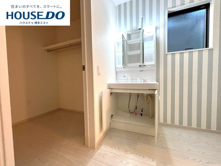 【家族みんなの使いやすさ】お手入れしやすく使いやすい3面鏡付きの洗面台。収納スペースも広く、洗剤や掃除道具をたっぷりと収納できます。