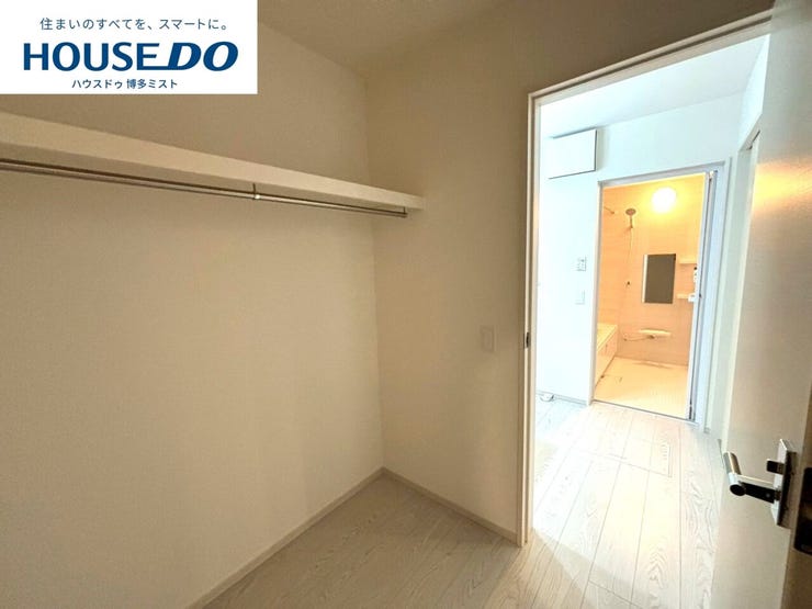 【欲しいところに収納力】1階納戸は家族みんなの収納ルームに活躍。季節家電や大きなキャリーバッグもラクラクの収納です。