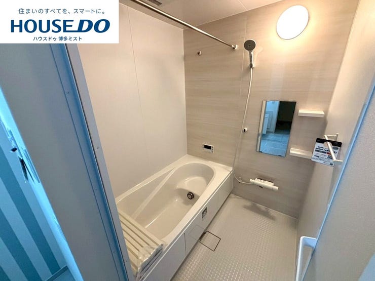 【『ふぅーーーっ。』と思わず声がでちゃいます。】デザイン性に優れた浴槽でゆったりとしたバスタイムを演出。ベンチ付きなので半身浴も楽しめます。